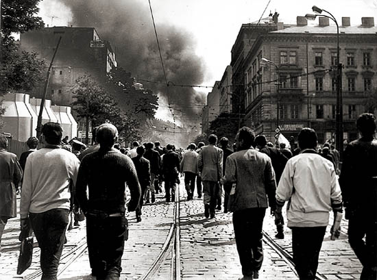 A jet naposledy jeden fotodokument od tty, zachycujc udlosti v Praze roku 68. Ten moud se val z eskoslovenskho rozhlasu.