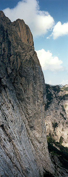 Třísetmetrový pilíř Predigtstuhlu v rakouském Keiseru. Fotka pro většinu lidí asi obyčejná (složená ze dvou, na jednu by se mi to nevešlo), ale v reálu je to nádherné skalisko a zejména pro lezce je to opravdová lahůdka.