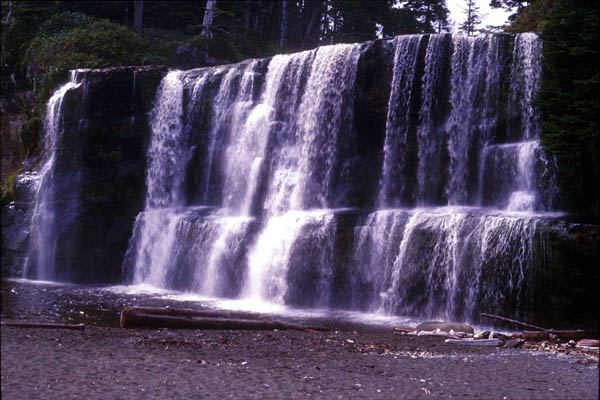 detailni pohled na Tsutsiat falls