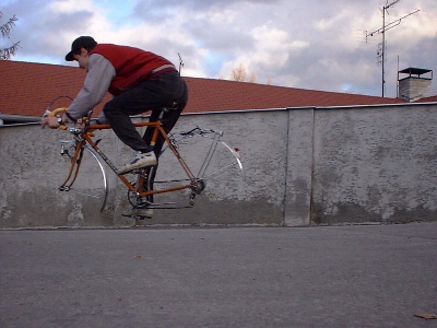 Novy revolucny typ bicykla - tzv. "nocykel" s nulovym valivym odporom pneumatik. :)