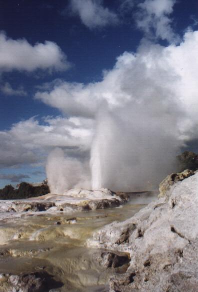 Gejzr Pohutu chrlc vodu do ve 15-20 metr, nachzejc se u msta Rotorua na Novm Zlandu