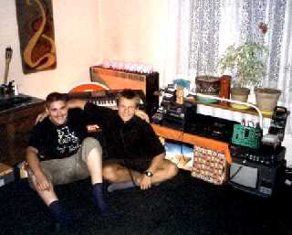 (zleva) j DJ Riko-X a vedle (vpravo) DJ Jerry z bval formace FretNoiz...